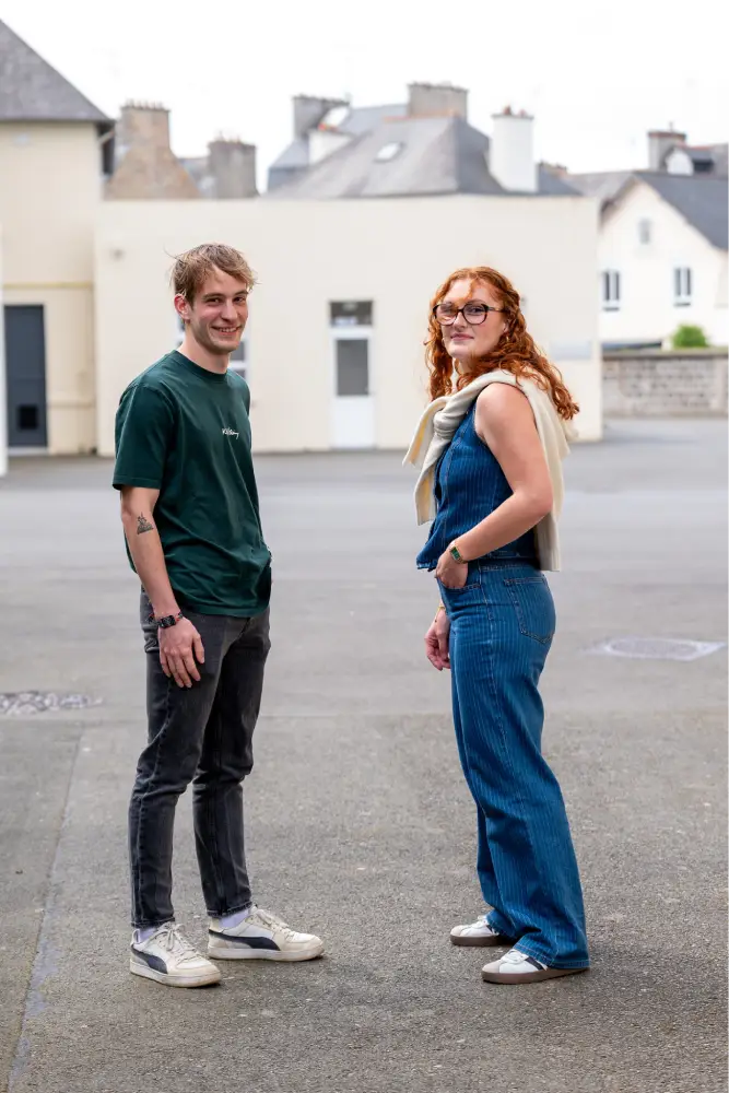 Deux etudiantes du PSB echangeant devant le campus de Saint-Brieuc