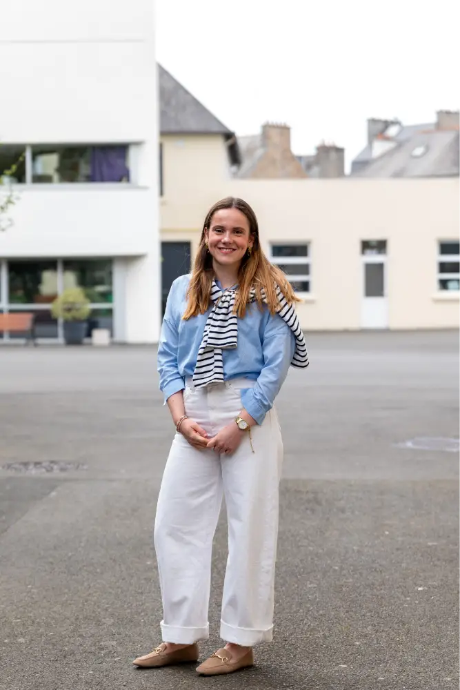 Etudiante du PSB devant le batiment du campus de Saint-Brieuc