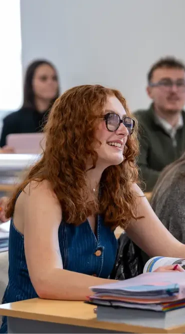 Portrait d'une etudiante du PSB souriante pendant un cours