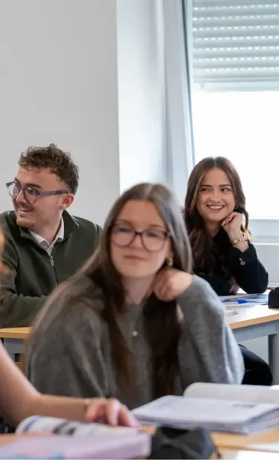 Etudiants complices pendant un cours de BTS au PSB Saint-Brieuc