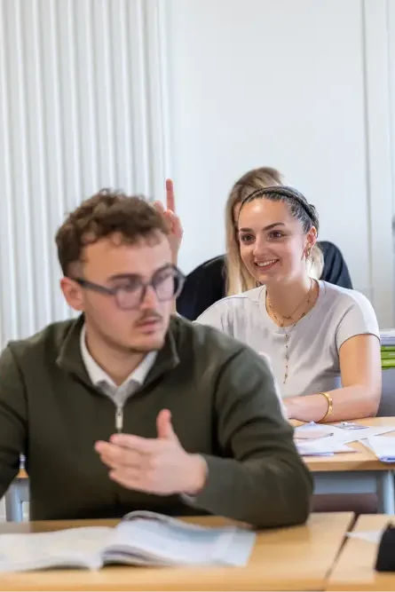 Etudiants attentifs lors d'un cours en Bachelor au Pole Sup Balavenne