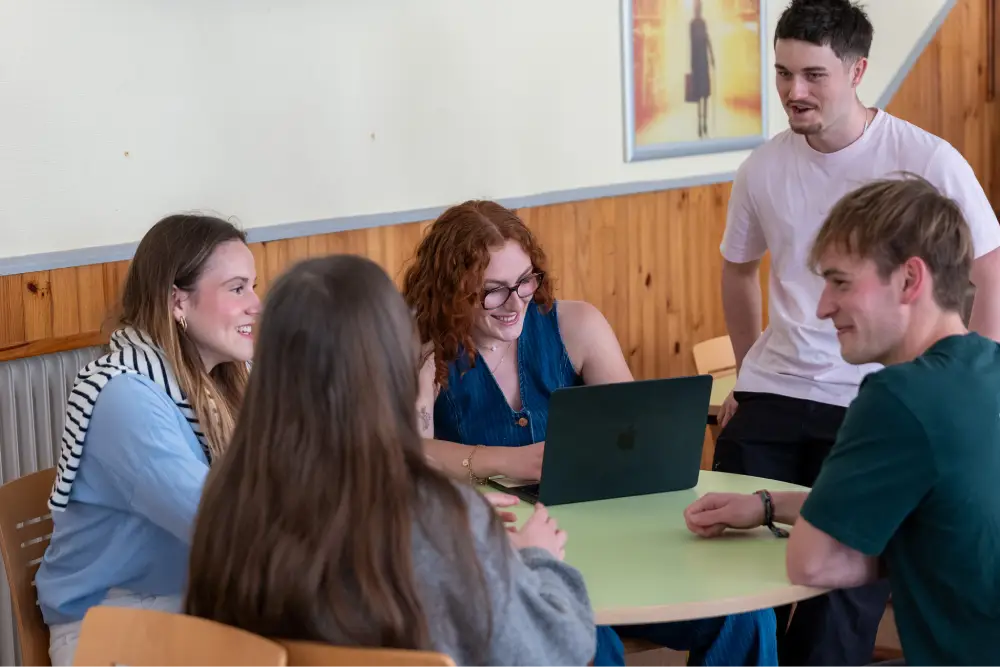 Etudiants du PSB en atelier de groupe dans une salle de cours moderne