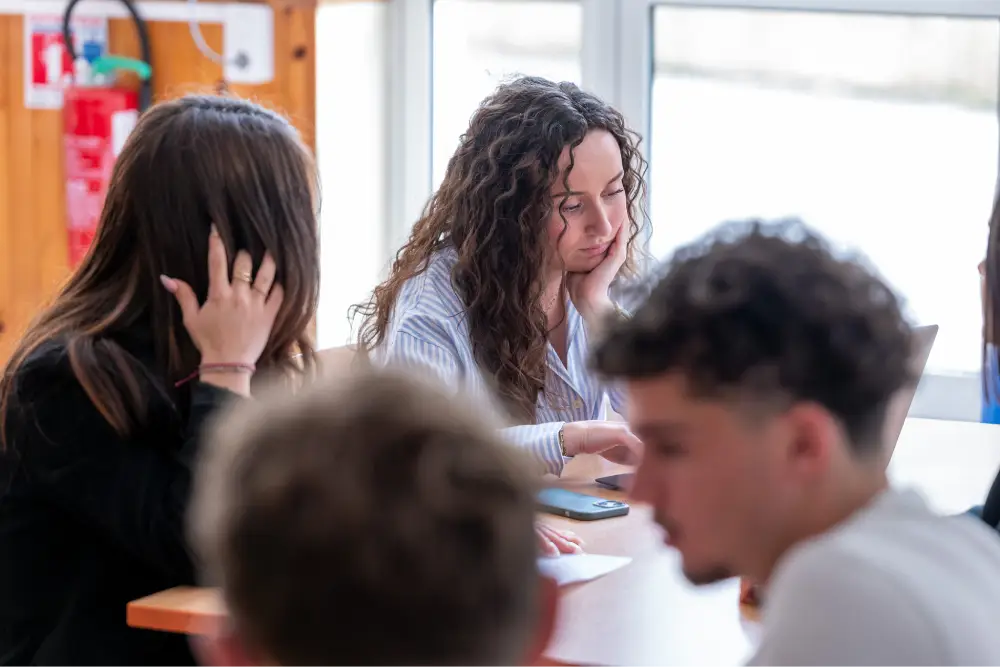 Echange entre etudiantes lors d'un atelier collaboratif au PSB Saint-Brieuc