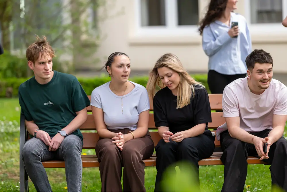 Etudiantes du PSB assises ensemble dans les espaces exterieurs du campus