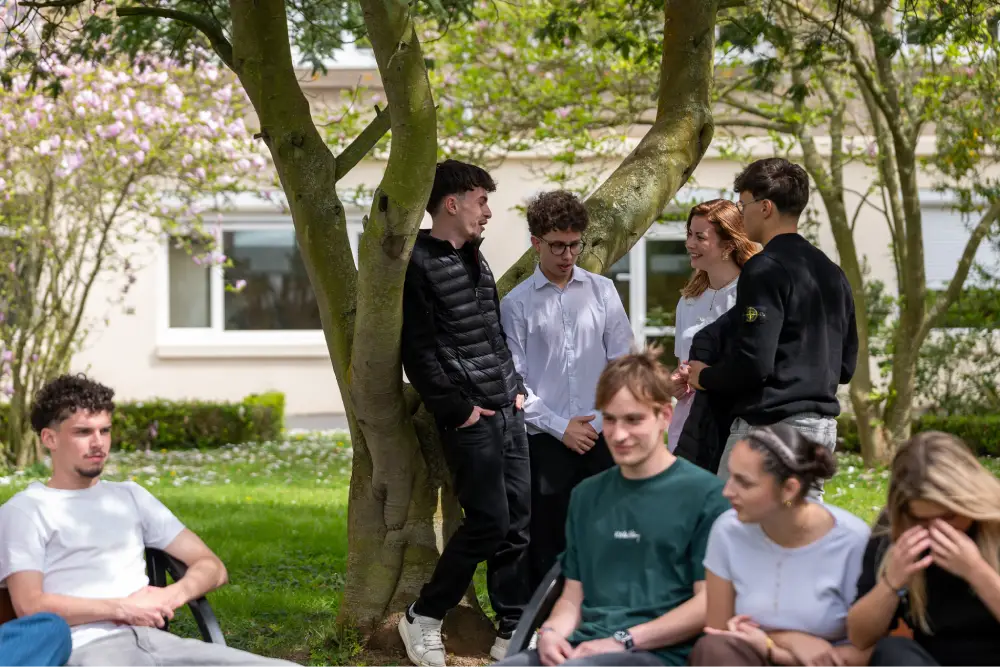 Etudiants du PSB reunis en exterieur lors d'une pause sur le campus