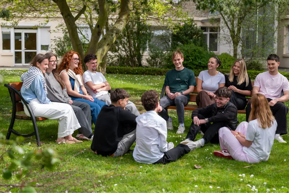 Moment de detente entre etudiants du PSB dans le parc du campus