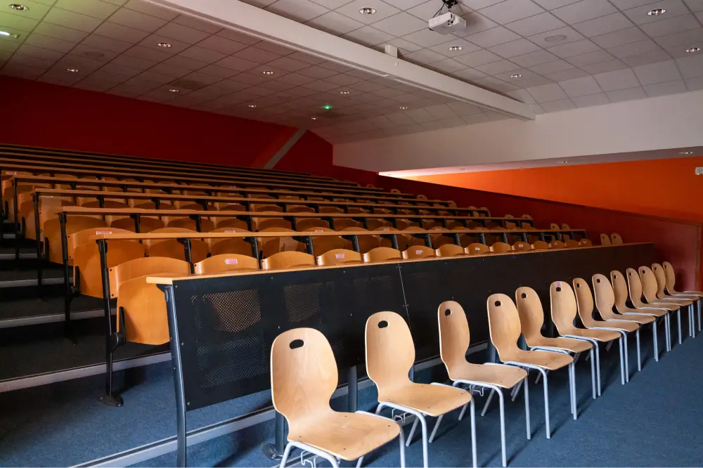 Salle d'amphitheatre equipee du Pole Sup Balavenne Saint-Brieuc