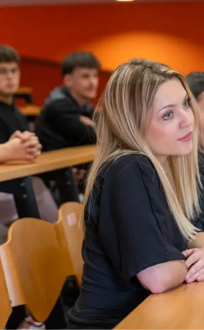 Etudiante prenant des notes pendant un cours au PSB Saint-Brieuc