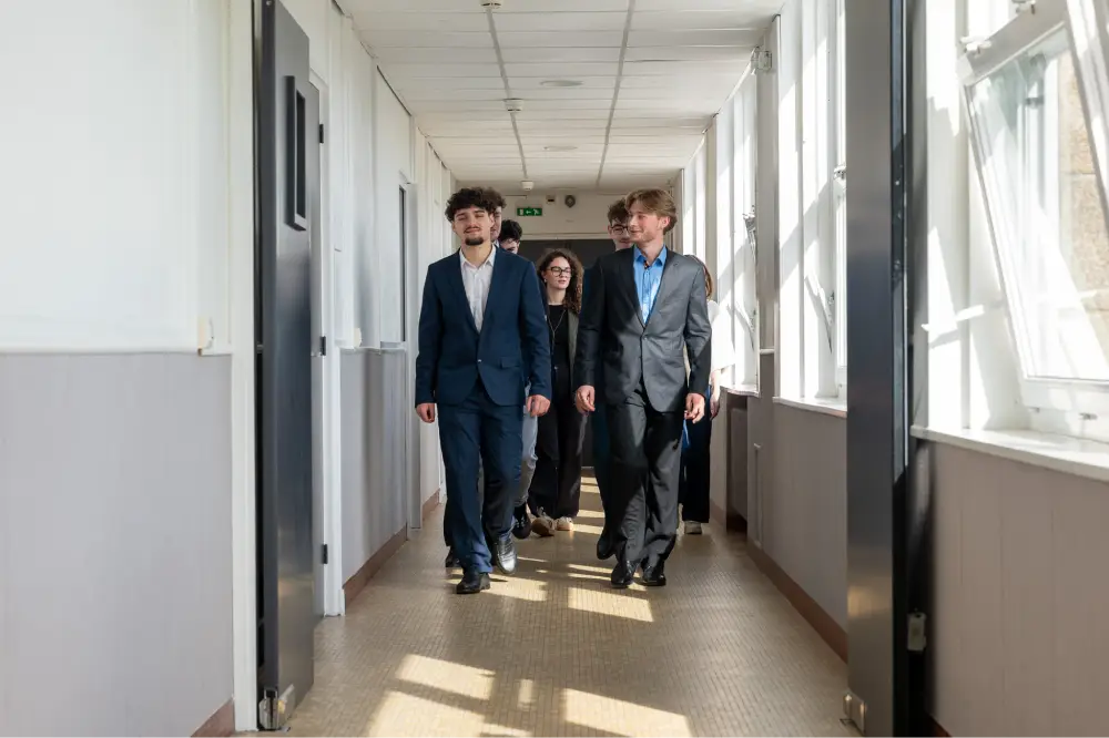 Etudiants du PSB circulant dans les couloirs du campus entre deux cours