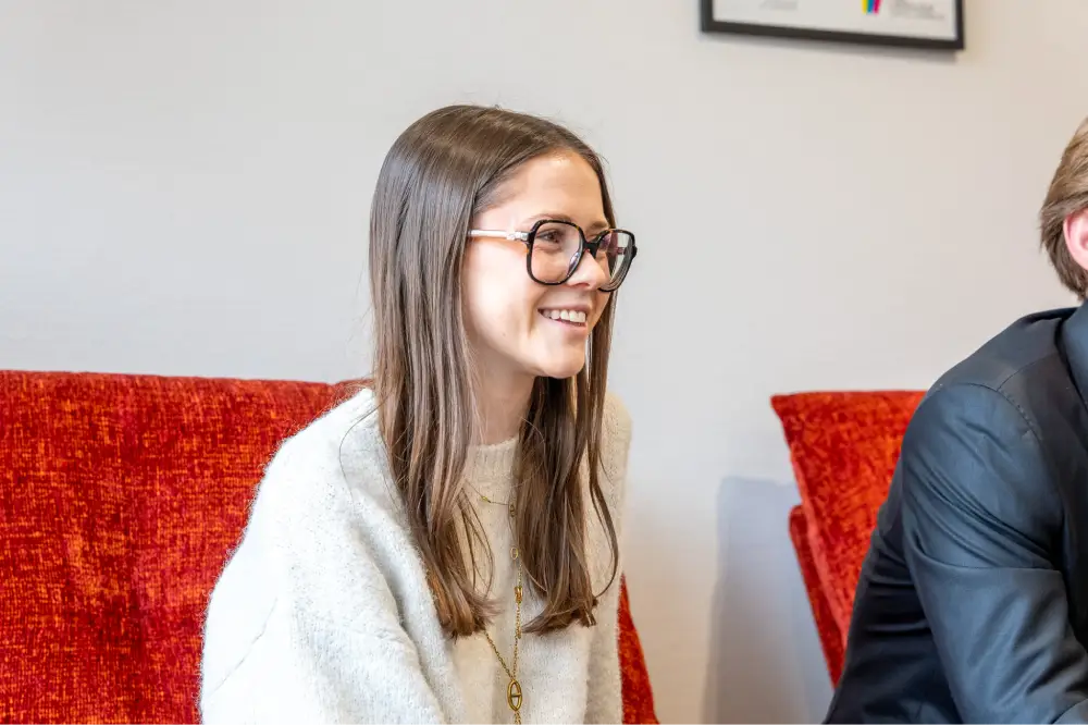 Portrait d'une etudiante du PSB dans un espace de convivialite du campus