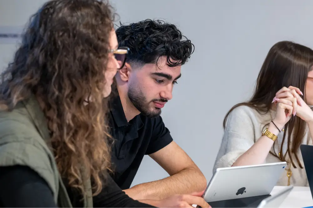 Etudiants du PSB collaborant sur un projet pedagogique en petit groupe