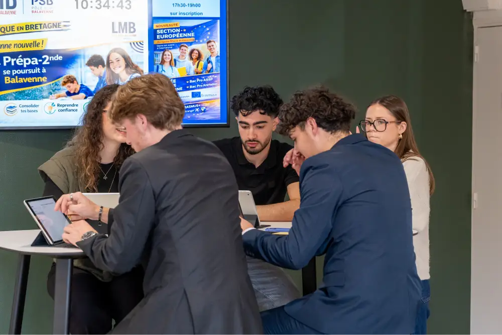 Reunion de travail collaboratif entre etudiants du Pole Sup Balavenne