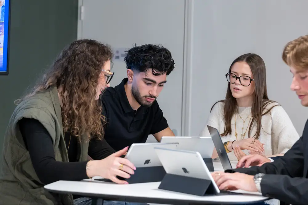 Etudiants du PSB en session de travail numerique sur ordinateurs portables