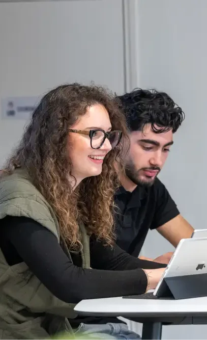 Etudiante souriante avec ses camarades pendant un cours au PSB