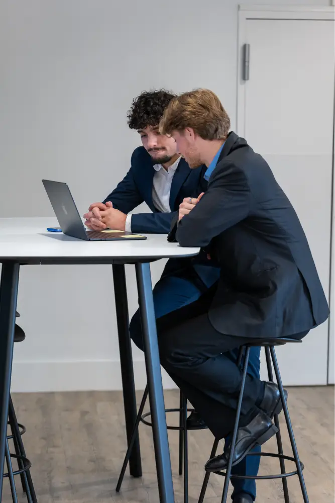 Etudiants en tenue professionnelle travaillant sur ordinateur portable au PSB