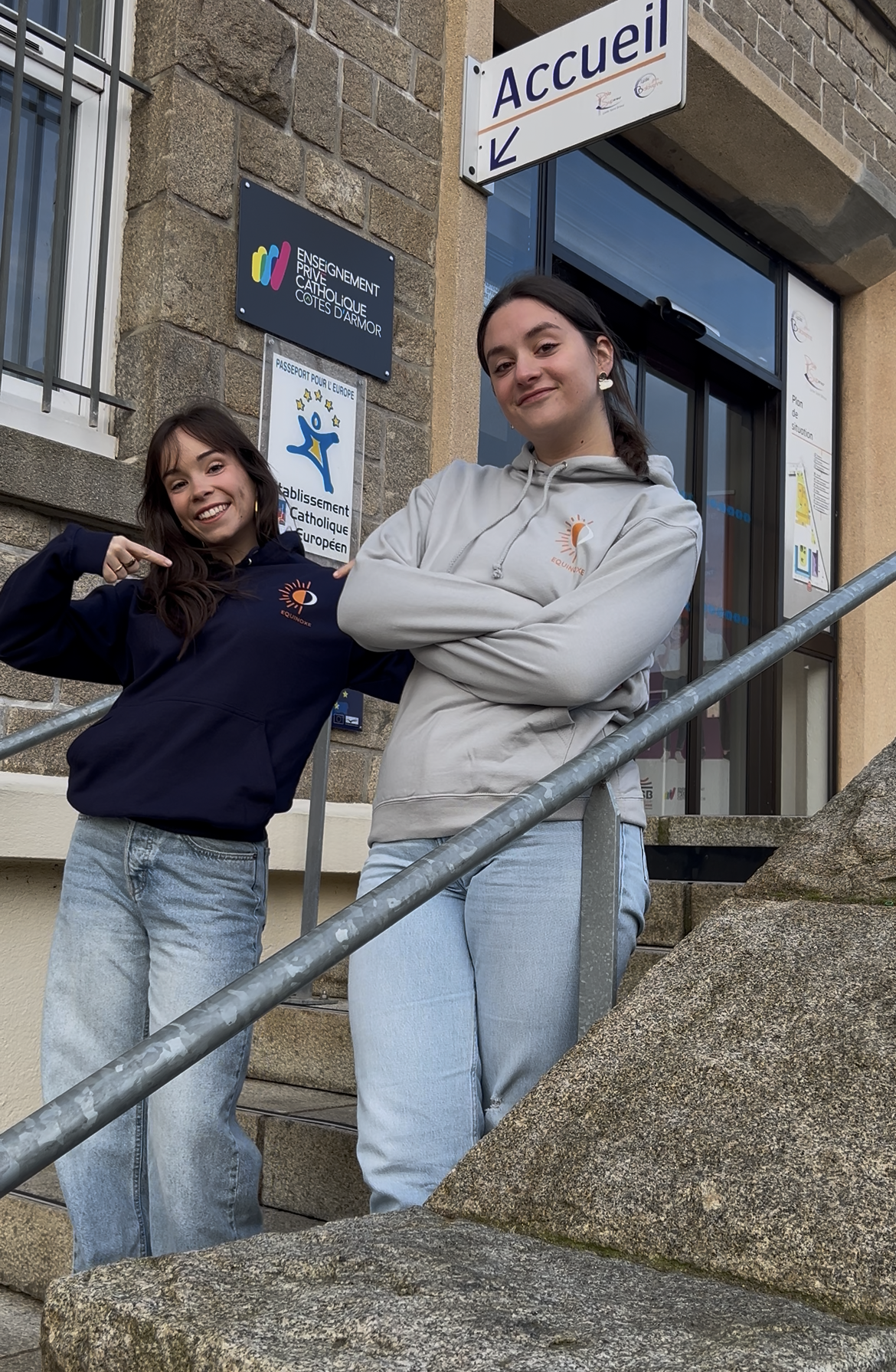 Pull Equinoxe aux couleurs du PSB porte par des etudiantes de l'ecole